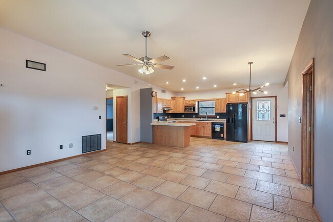 Building Photo - 1104 W Eagle Pass St