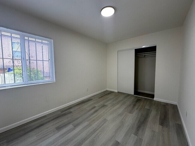Foto del edificio - Newly Remodeled - 2 Bedroom/1 Bath...Downstairs Unit