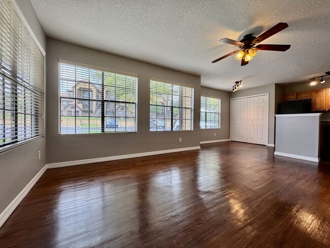 Building Photo - 2/2 Condo in Gated Lakefront Community ~ G...