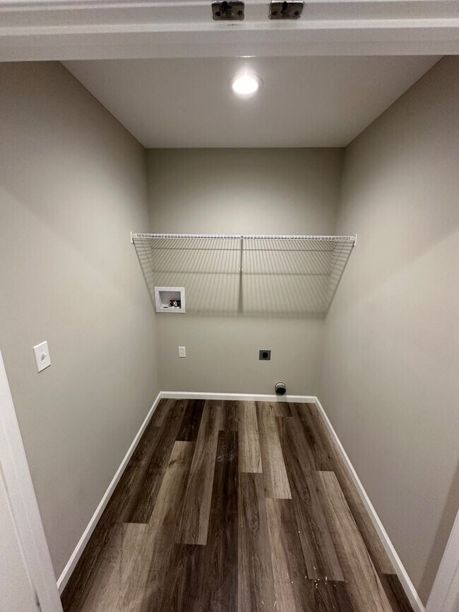 Building Photo - 1081-MF3-E