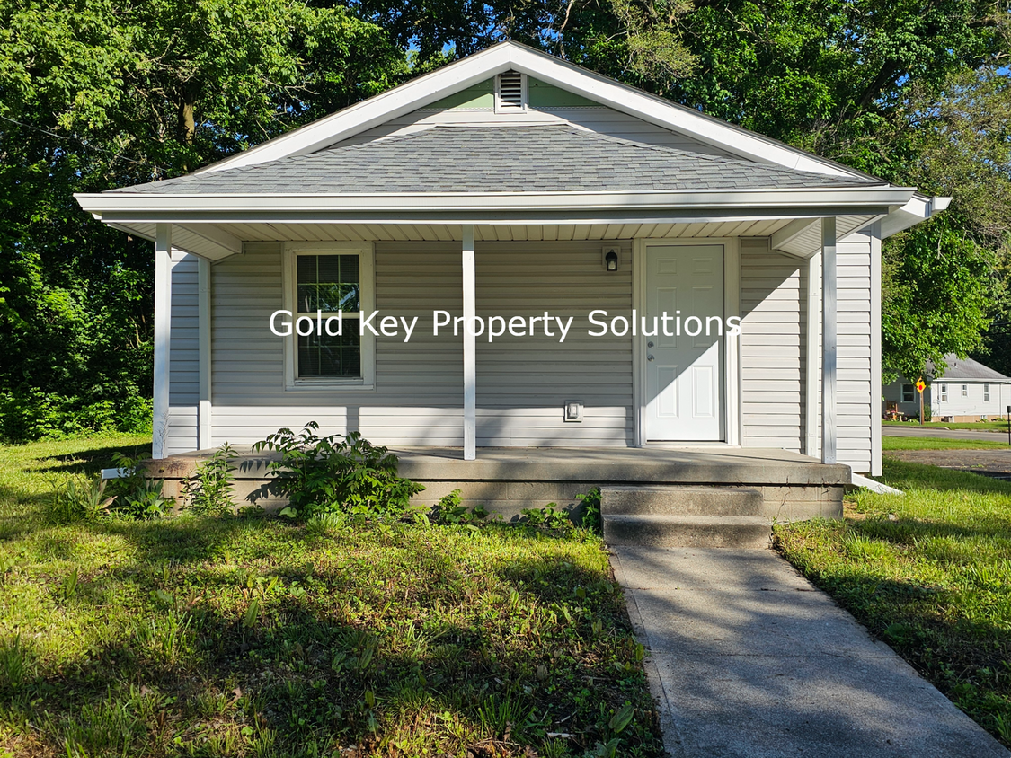 Primary Photo - Completely Updated 2 Bedroom/1 Bath (Secti...
