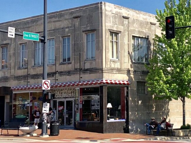 Building Photo - 261 E Lincoln Hwy