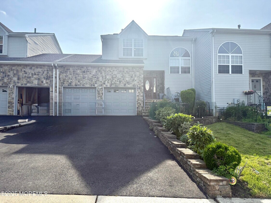 Primary Photo - 28 Skylark Ct