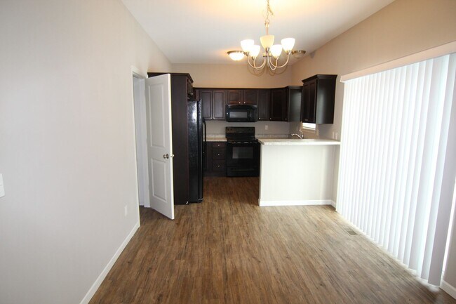 Foto del edificio - 4 bed/3 bath Split-foyer. Great Location!