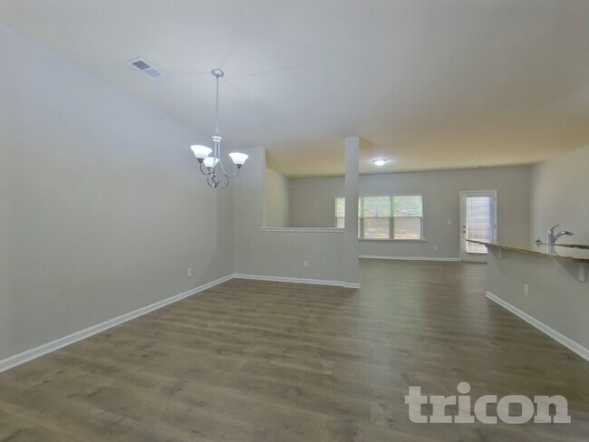 Foto del edificio - 3303 Lowland Dr