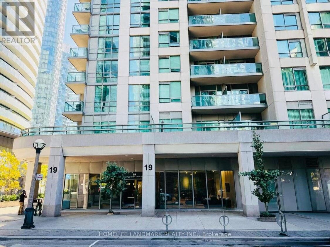 Primary Photo - 19 Grand Trunk Crescent