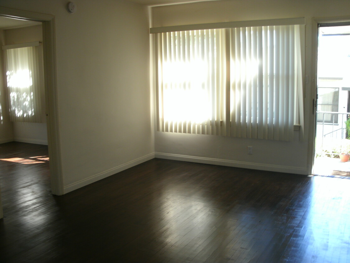Primary Photo - 10155 Silverton Ave