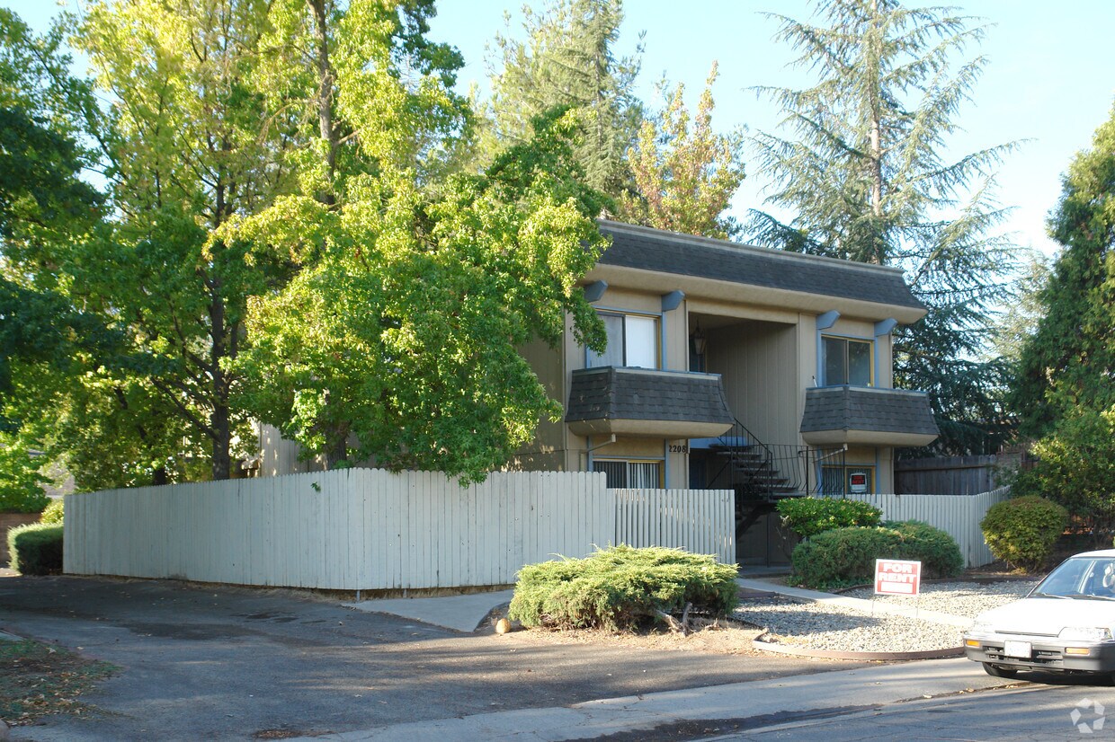 Foto del edificio - 2208 Roselake Ave