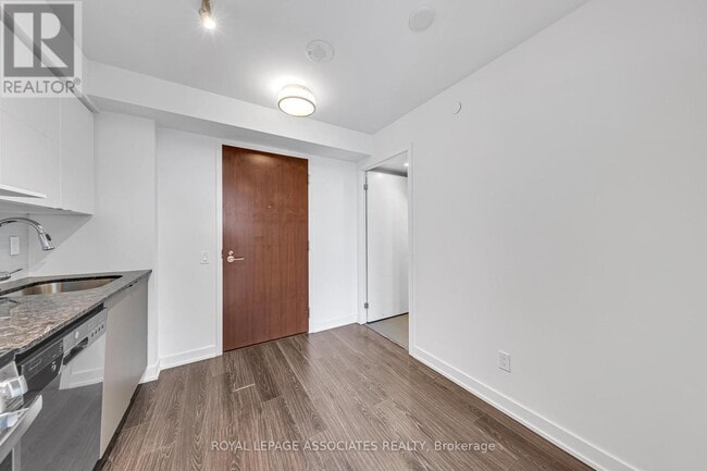 Building Photo - 120-120 Varna Dr
