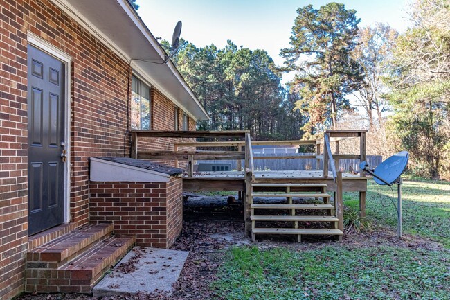 Building Photo - 3 BR, 1.5 BA w/ Garage in Goldsboro