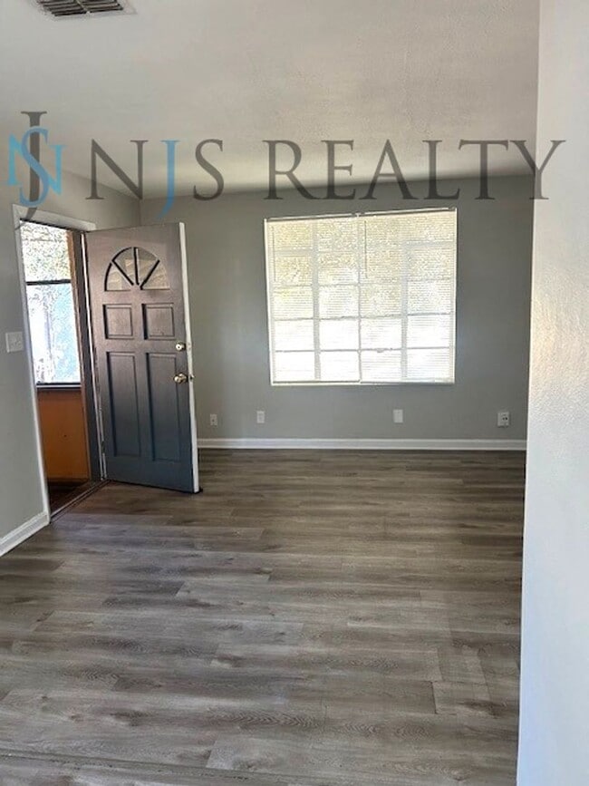 Foto del edificio - BEAUTIFULLY UPDATED 3/1 889sq ft home. with upgraded kitchen & bath & covered parking!!