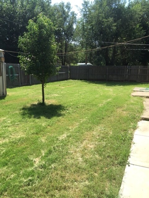 Foto del edificio - 3 bedrooms 2 bathrooms 1 car carport