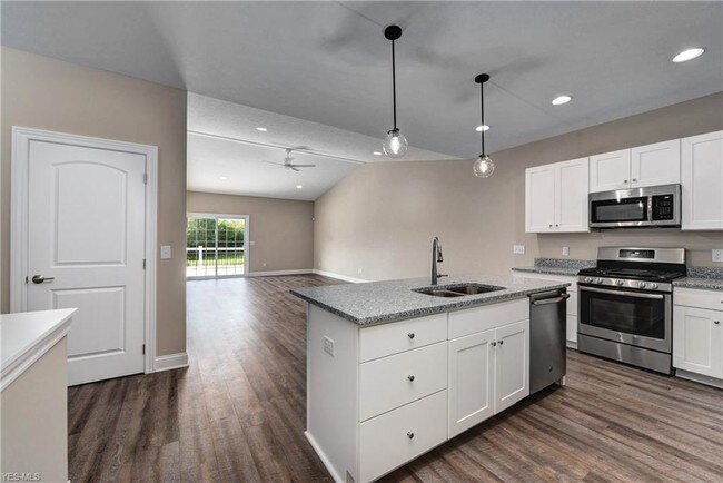 Foto del edificio - 25784 Center Ridge Rd