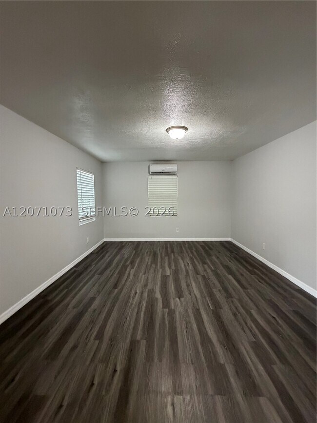 Building Photo - 706 S F St