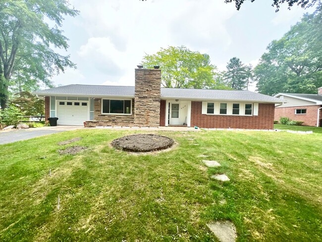 Building Photo - Charming 3 BR/2 BA Single-Family Home in E...