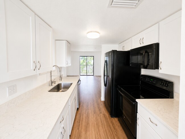 Foto del edificio - Updated 2-Bedroom Condo with Screened Lanai with water included.