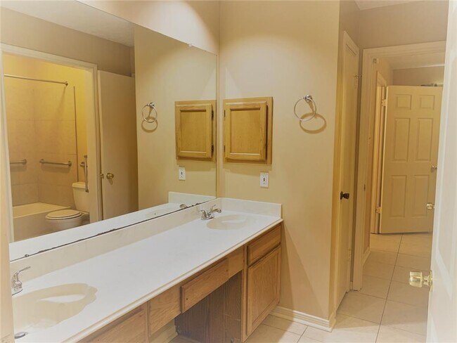 Foto del edificio - 425 Starborough Dr