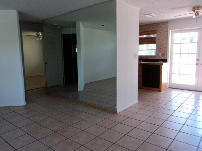 Foto del edificio - 4733 Webber St