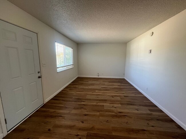 Building Photo - Asp812