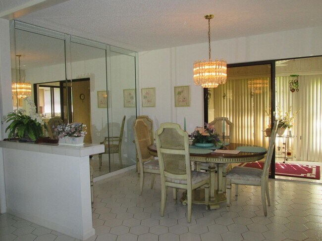 Foto del edificio - 4205 Pear Tree Cir
