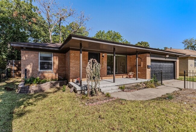 Building Photo - 1351 Dell Oak Dr