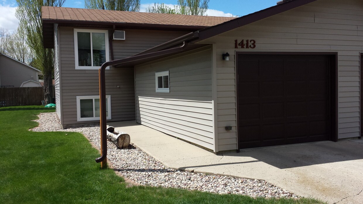 1413 7th Ave NE, Jamestown, ND 58401 Townhome Rentals in Jamestown ND