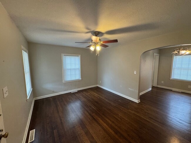 Foto del edificio - Newly updated 3 bedroom 1 bath with hardwo...