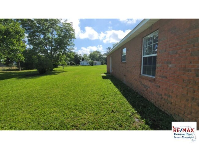 Foto del edificio - Nice 3/2 with 1 Acre!