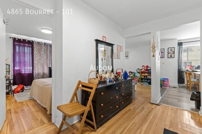 Building Photo - 4865 Av Bourret