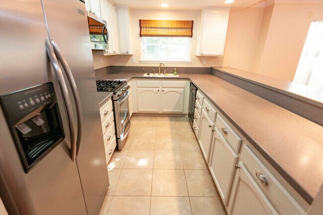 Building Photo - Quiet and Spacious 2 story townhouse in be...