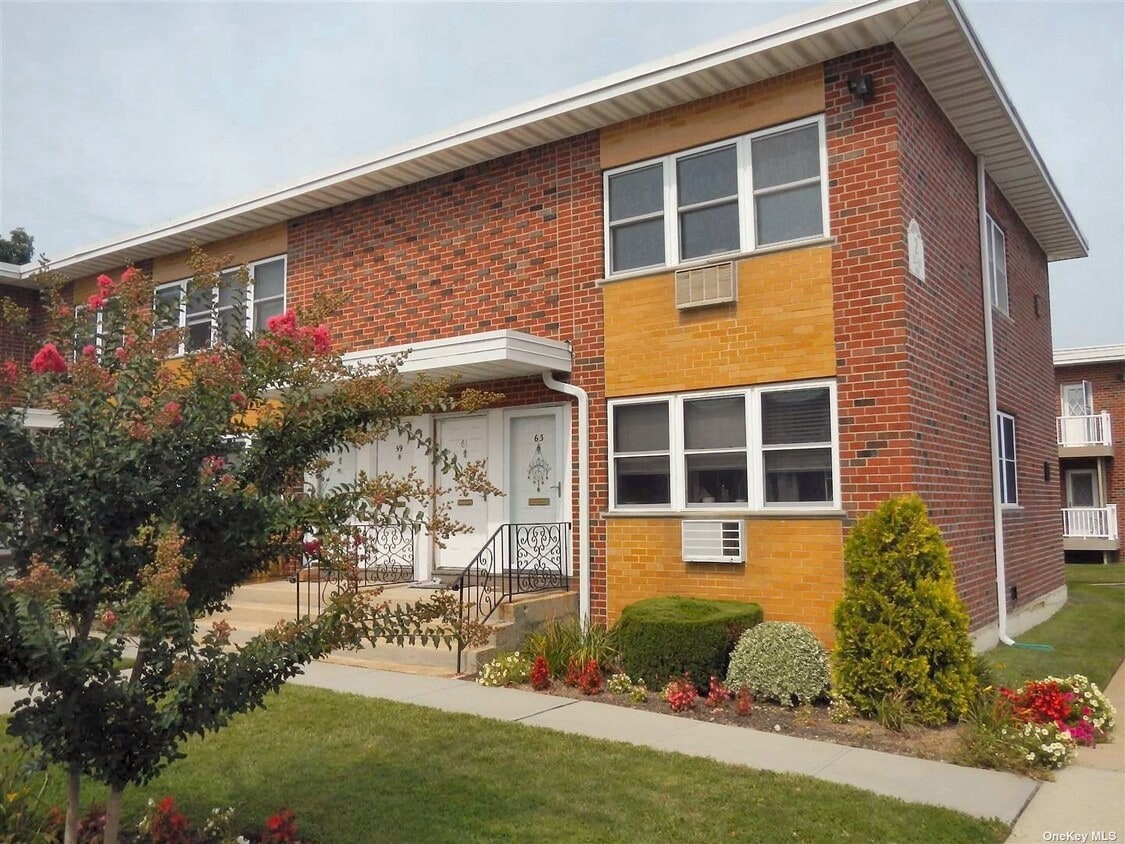 63 Farber Dr, West Babylon, NY 11704 Condo for Rent in West Babylon