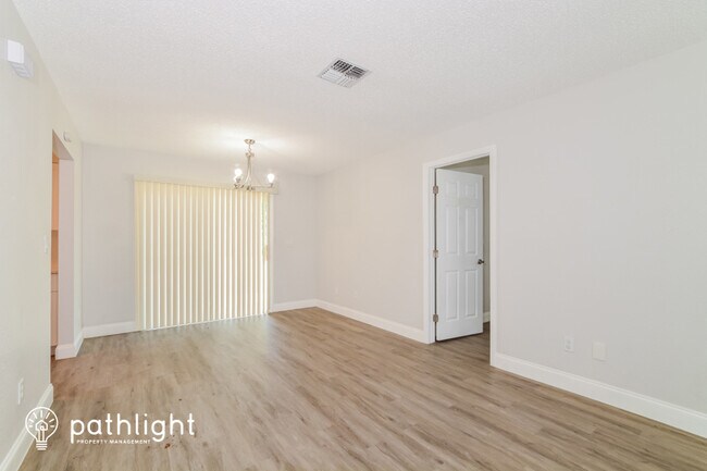 Building Photo - 125 E Iris Drive