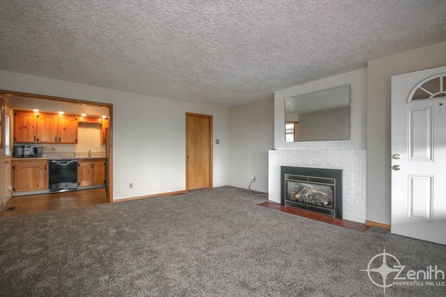 Building Photo - 6416 E Evergreen Blvd