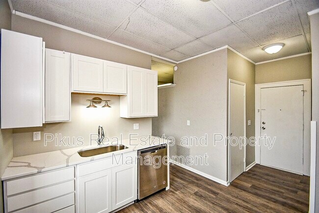 Building Photo - 111 Lincoln Way W Apt 1