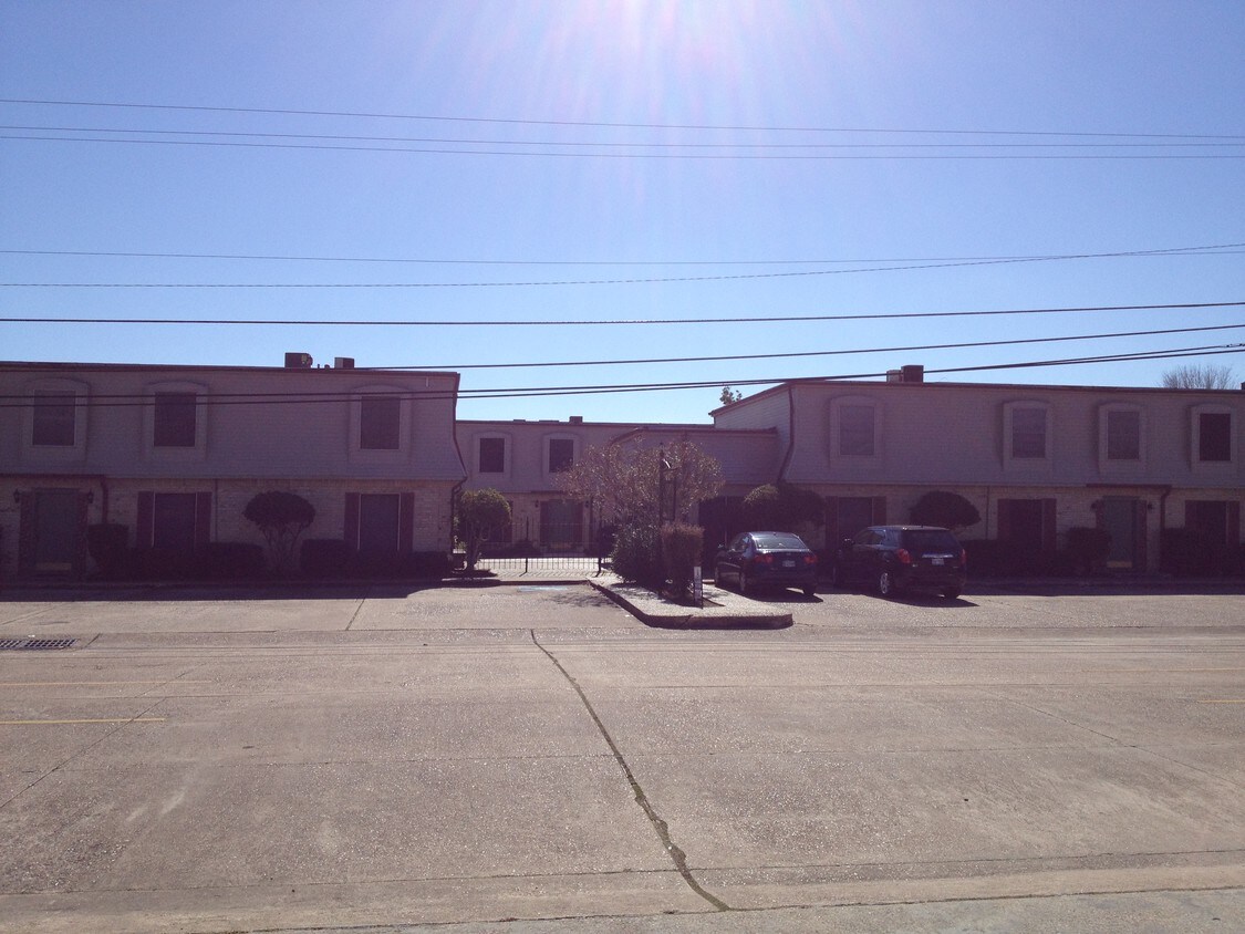 Maison Helena Townhomes Apartments in Nederland, TX