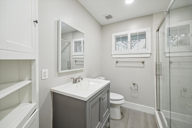 Building Photo - 2207 Mimosa Dr
