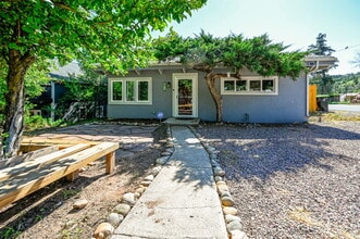 Building Photo - 15 Oak Pl