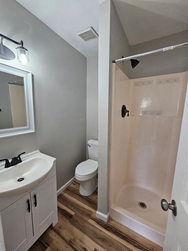Foto del edificio - 112 Basswood Ct
