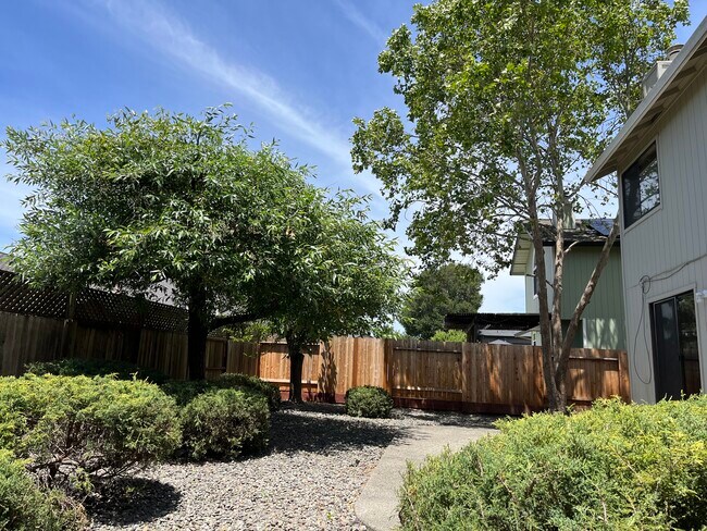 Building Photo - 170 Elsbree Cir