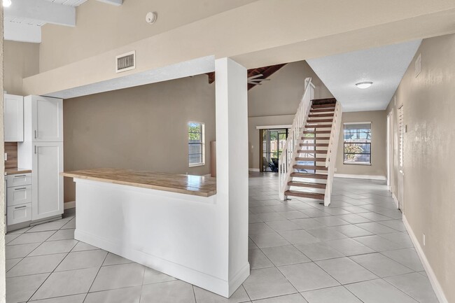 Building Photo - 2433 Southridge Rd