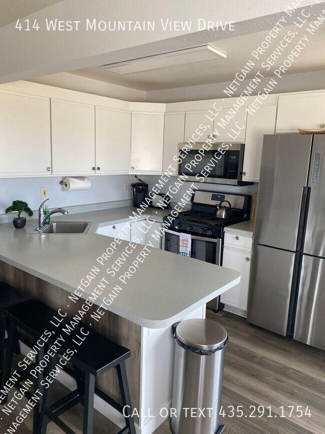 Foto del edificio - Newly Updated Pet Friendly 3 Bedroom Townhome