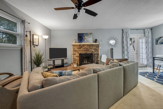 Foto del edificio - 2815 Misty Garden Cir