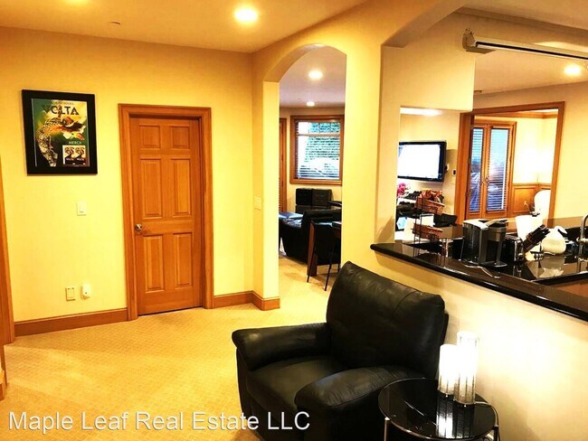 Building Photo - 3 br, 2.5 bath House - 636 Lake Sammamish ...