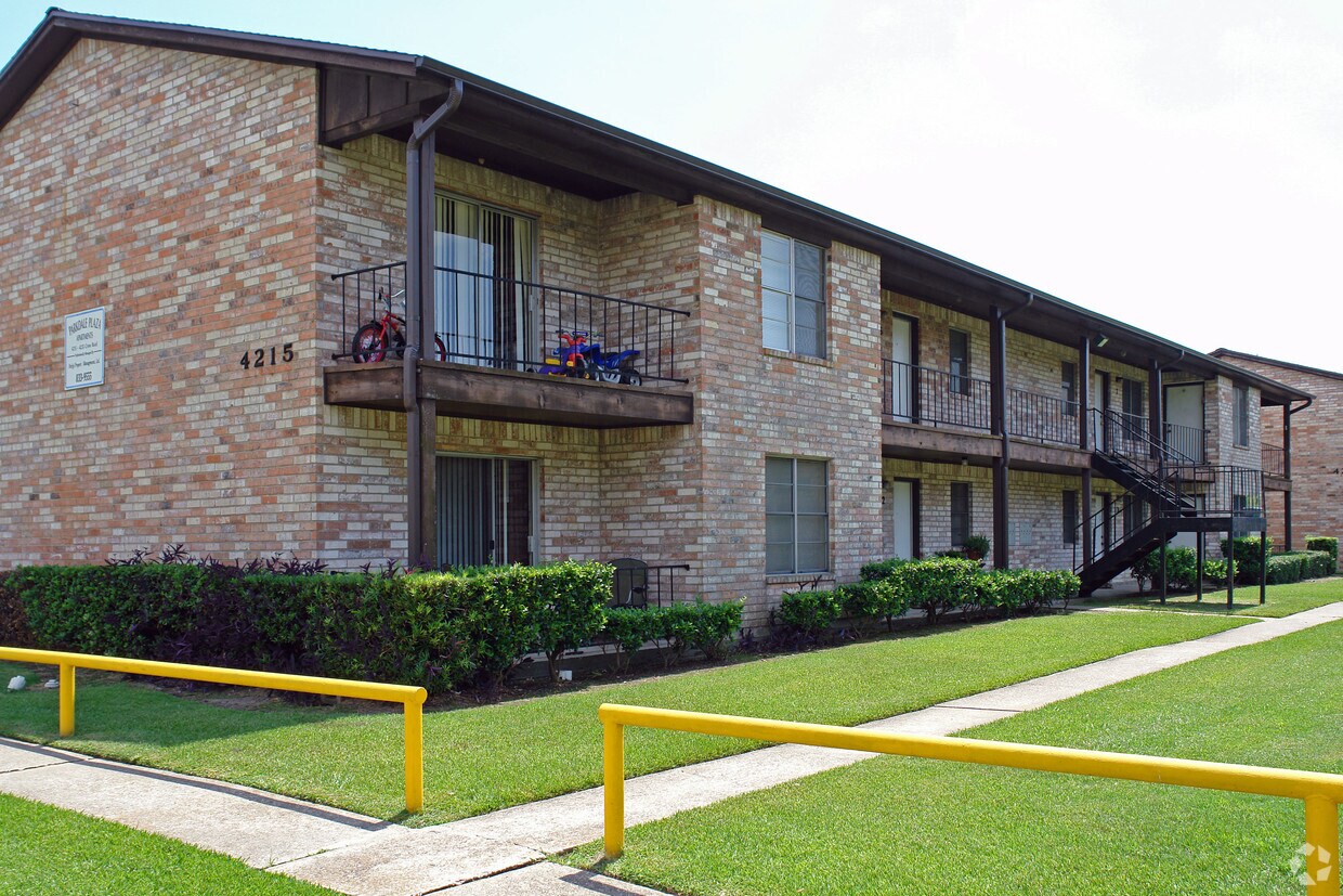 Foto principal - 4215-4235 Crow Rd