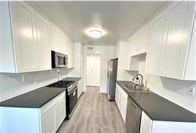 Primary Photo - 6133 Whitsett Ave