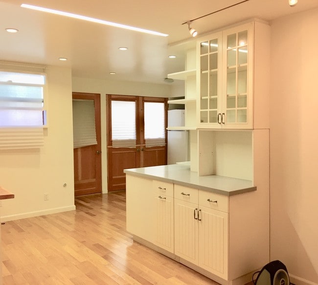 Mirando hacia la cocina desde la sala de estar. - 12116 Ohio Ave