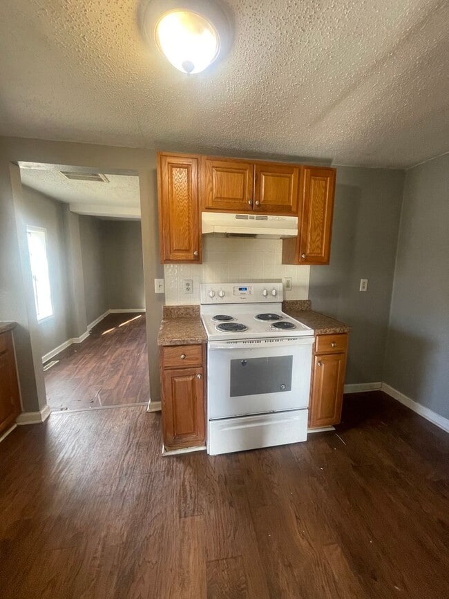 Building Photo - Cute 2 bedroom 1 bathroom house with detached garage Available