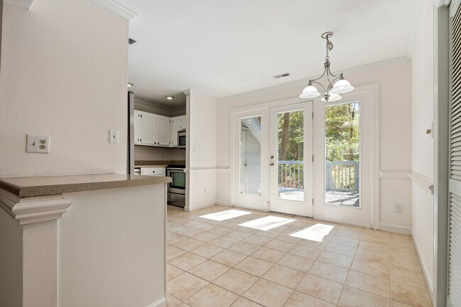 Foto del edificio - LOCATION!! Updated Townhome in Sought-After Durham Woodcroft neighborhood