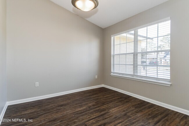 Foto del edificio - 6639 Leslie Oaks Ln