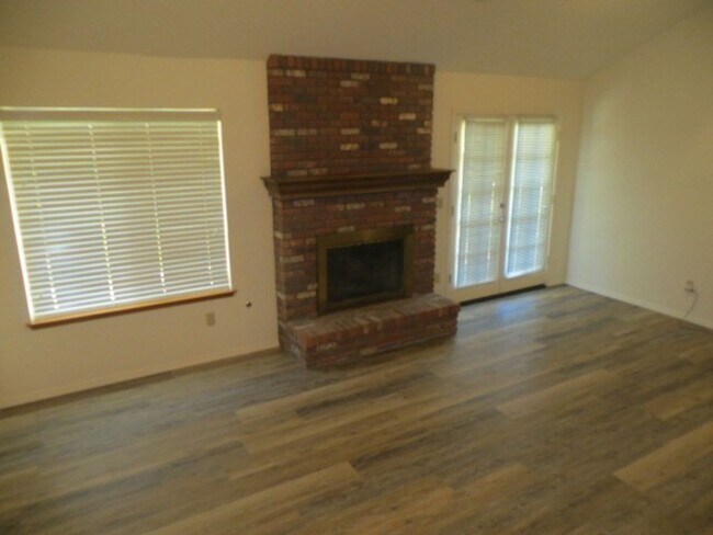 Foto del edificio - North Fresno Home, 3BR/2BA, Built 1989 - Lots of Amenities!